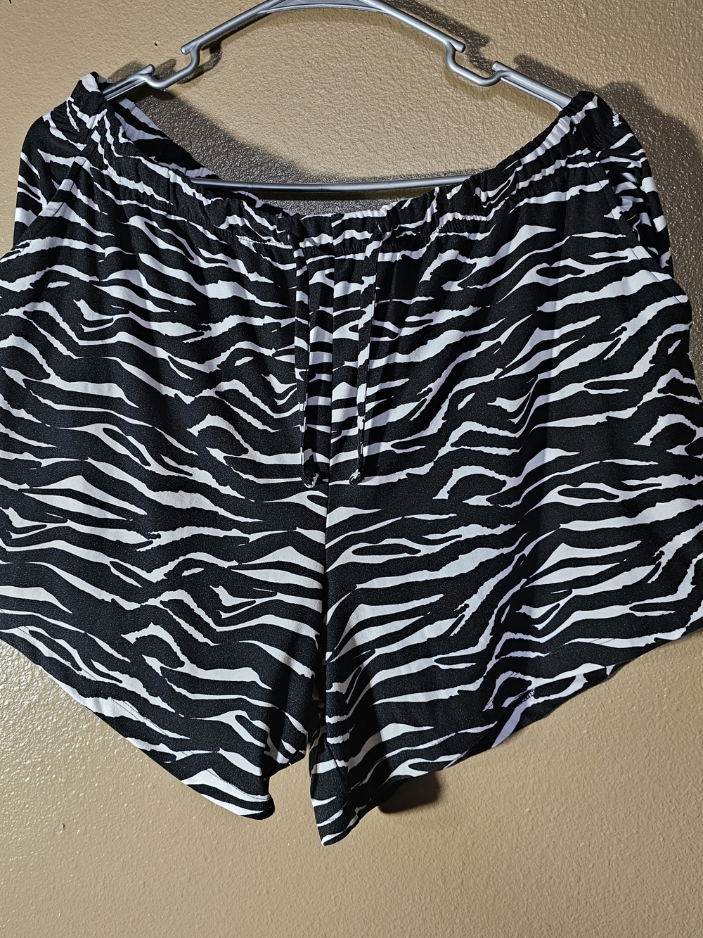 just be Black & White Zebra Print Stretch Shorts Women's Size 1X